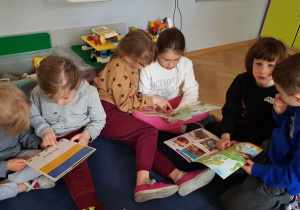 Dzieci oglądają foldery państw europejskich